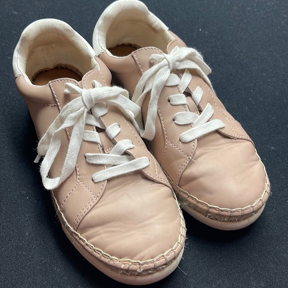Universal Thread Shoes - Universal Thread shoes size 7 great condition.